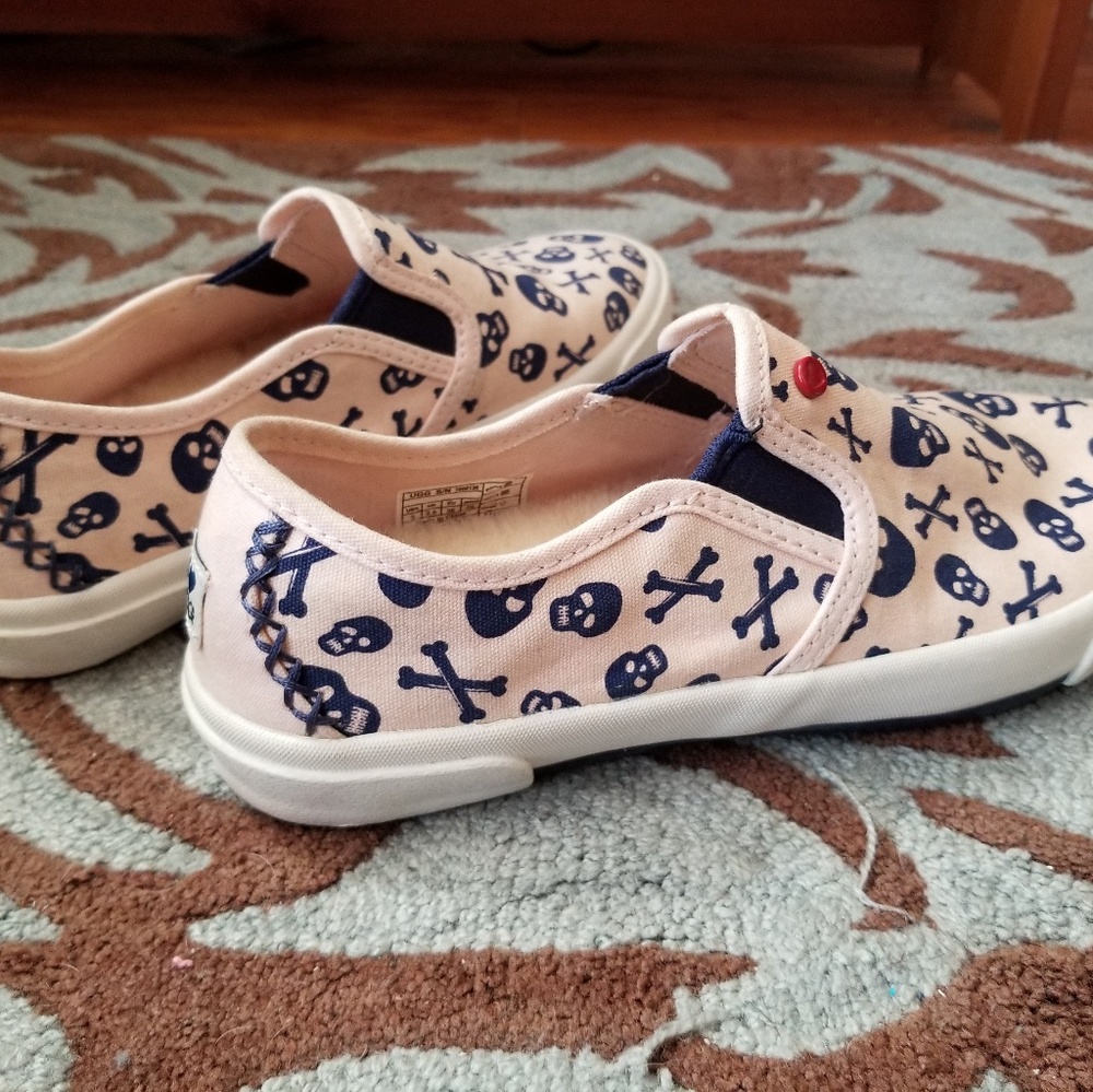 UGG Skull and Crossbones Slip-ons Shoes UGG S/N 10